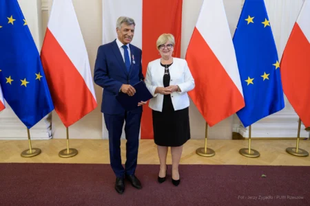 Zdjęcie przedstawia uczestników uroczystości wręczenia odznaczeń państwowych w sali kolumnowej Podkarpackiego Urzędu Wojewódzkiego w Rzeszowie