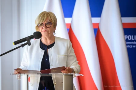 Zdjęcie przedstawia uczestników uroczystości ślubowania policjantów