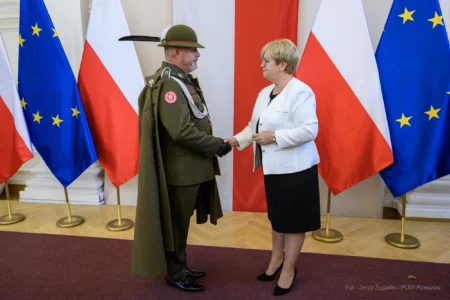 Zdjęcie przedstawia uczestników uroczystości wręczenia odznaczeń państwowych w sali kolumnowej Podkarpackiego Urzędu Wojewódzkiego w Rzeszowie