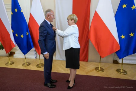 Zdjęcie przedstawia uczestników uroczystości wręczenia odznaczeń państwowych w sali kolumnowej Podkarpackiego Urzędu Wojewódzkiego w Rzeszowie