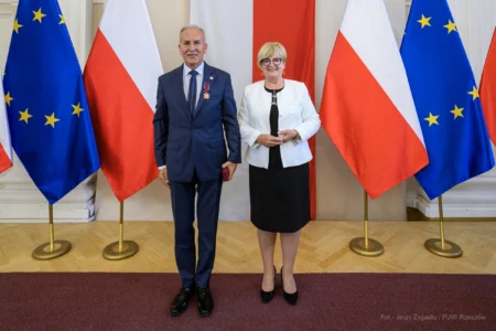 Zdjęcie przedstawia uczestników uroczystości wręczenia odznaczeń państwowych w sali kolumnowej Podkarpackiego Urzędu Wojewódzkiego w Rzeszowie