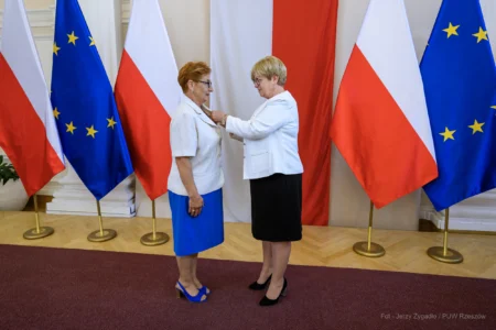 Zdjęcie przedstawia uczestników uroczystości wręczenia odznaczeń państwowych w sali kolumnowej Podkarpackiego Urzędu Wojewódzkiego w Rzeszowie