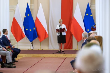 Zdjęcie przedstawia uczestników uroczystości wręczenia odznaczeń państwowych w sali kolumnowej Podkarpackiego Urzędu Wojewódzkiego w Rzeszowie