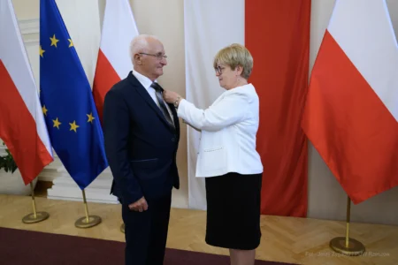 Zdjęcie przedstawia uczestników uroczystości wręczenia odznaczeń państwowych w sali kolumnowej Podkarpackiego Urzędu Wojewódzkiego w Rzeszowie