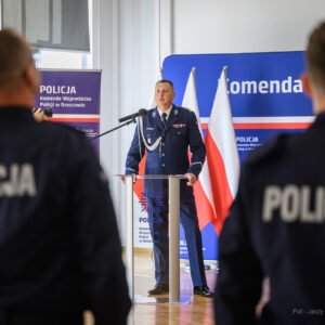 Zdjęcie przedstawia uczestników uroczystości ślubowania policjantów