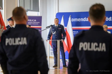 Zdjęcie przedstawia uczestników uroczystości ślubowania policjantów