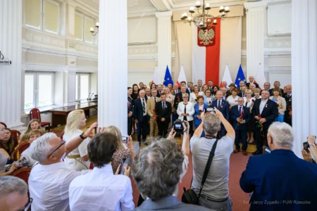Zdjęcie przedstawia uczestników uroczystości wręczenia odznaczeń państwowych w sali kolumnowej Podkarpackiego Urzędu Wojewódzkiego w Rzeszowie