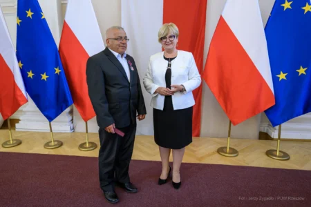 Zdjęcie przedstawia uczestników uroczystości wręczenia odznaczeń państwowych w sali kolumnowej Podkarpackiego Urzędu Wojewódzkiego w Rzeszowie