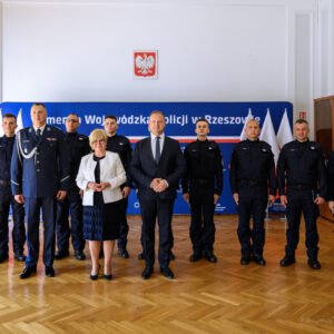 Zdjęcie przedstawia uczestników uroczystości ślubowania policjantów