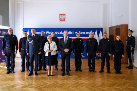 Zdjęcie przedstawia uczestników uroczystości ślubowania policjantów