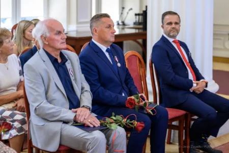 Zdjęcie przedstawia uczestników uroczystości wręczenia odznaczeń państwowych w sali kolumnowej Podkarpackiego Urzędu Wojewódzkiego w Rzeszowie