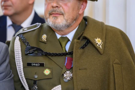 Zdjęcie przedstawia uczestników uroczystości wręczenia odznaczeń państwowych w sali kolumnowej Podkarpackiego Urzędu Wojewódzkiego w Rzeszowie