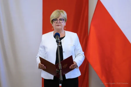 Zdjęcie przedstawia uczestników uroczystości wręczenia odznaczeń państwowych w sali kolumnowej Podkarpackiego Urzędu Wojewódzkiego w Rzeszowie