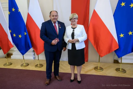 Zdjęcie przedstawia uczestników uroczystości wręczenia odznaczeń państwowych w sali kolumnowej Podkarpackiego Urzędu Wojewódzkiego w Rzeszowie