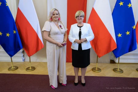 Zdjęcie przedstawia uczestników uroczystości wręczenia odznaczeń państwowych w sali kolumnowej Podkarpackiego Urzędu Wojewódzkiego w Rzeszowie