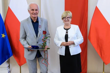 Zdjęcie przedstawia uczestników uroczystości wręczenia odznaczeń państwowych w sali kolumnowej Podkarpackiego Urzędu Wojewódzkiego w Rzeszowie