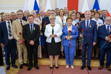 Zdjęcie przedstawia uczestników uroczystości wręczenia odznaczeń państwowych w sali kolumnowej Podkarpackiego Urzędu Wojewódzkiego w Rzeszowie