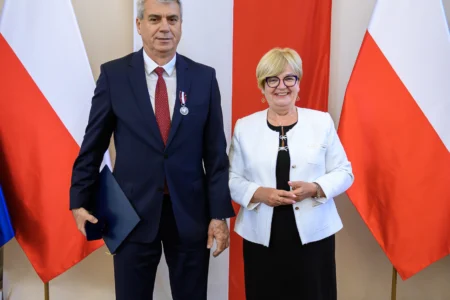 Zdjęcie przedstawia uczestników uroczystości wręczenia odznaczeń państwowych w sali kolumnowej Podkarpackiego Urzędu Wojewódzkiego w Rzeszowie