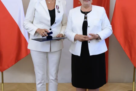 Zdjęcie przedstawia uczestników uroczystości wręczenia odznaczeń państwowych w sali kolumnowej Podkarpackiego Urzędu Wojewódzkiego w Rzeszowie