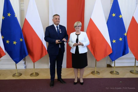 Zdjęcie przedstawia uczestników uroczystości wręczenia odznaczeń państwowych w sali kolumnowej Podkarpackiego Urzędu Wojewódzkiego w Rzeszowie