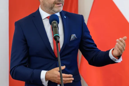 Zdjęcie przedstawia uczestników uroczystości wręczenia odznaczeń państwowych w sali kolumnowej Podkarpackiego Urzędu Wojewódzkiego w Rzeszowie