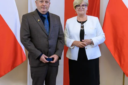 Zdjęcie przedstawia uczestników uroczystości wręczenia odznaczeń państwowych w sali kolumnowej Podkarpackiego Urzędu Wojewódzkiego w Rzeszowie