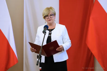 Zdjęcie przedstawia uczestników uroczystości wręczenia odznaczeń państwowych w sali kolumnowej Podkarpackiego Urzędu Wojewódzkiego w Rzeszowie