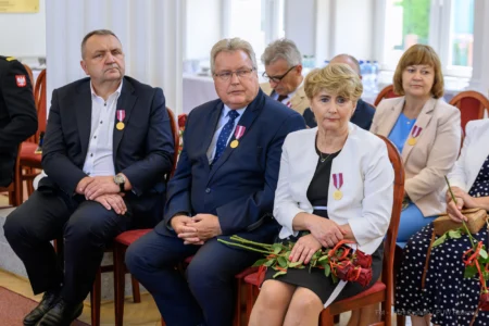 Zdjęcie przedstawia uczestników uroczystości wręczenia odznaczeń państwowych w sali kolumnowej Podkarpackiego Urzędu Wojewódzkiego w Rzeszowie