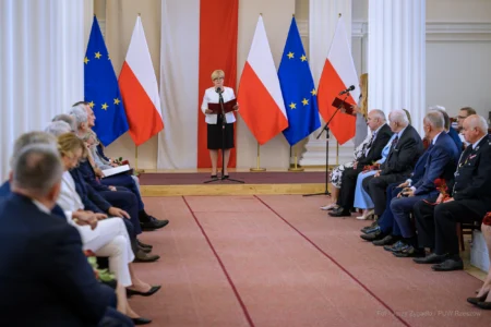 Zdjęcie przedstawia uczestników uroczystości wręczenia odznaczeń państwowych w sali kolumnowej Podkarpackiego Urzędu Wojewódzkiego w Rzeszowie