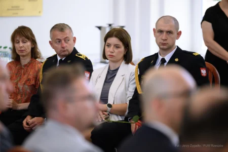 Zdjęcie przedstawia uczestników uroczystości wręczenia odznaczeń państwowych w sali kolumnowej Podkarpackiego Urzędu Wojewódzkiego w Rzeszowie