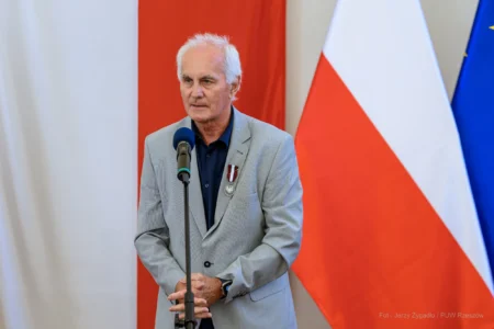 Zdjęcie przedstawia uczestników uroczystości wręczenia odznaczeń państwowych w sali kolumnowej Podkarpackiego Urzędu Wojewódzkiego w Rzeszowie