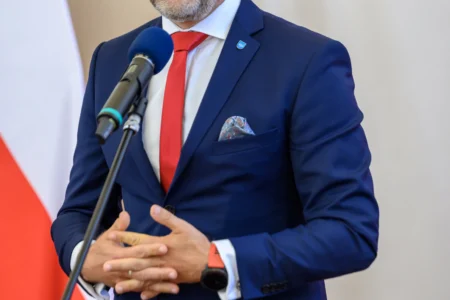 Zdjęcie przedstawia uczestników uroczystości wręczenia odznaczeń państwowych w sali kolumnowej Podkarpackiego Urzędu Wojewódzkiego w Rzeszowie