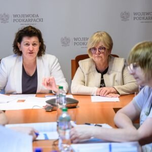 Zdjęcie przedstawia uczestników spotkania w urzędzie wojewódzkim