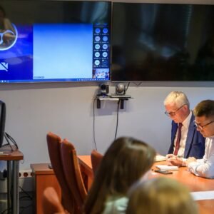 Zdjęcie przedstawia uczestników spotkania w urzędzie wojewódzkim