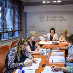 Zdjęcie przedstawia uczestników spotkania w urzędzie wojewódzkim