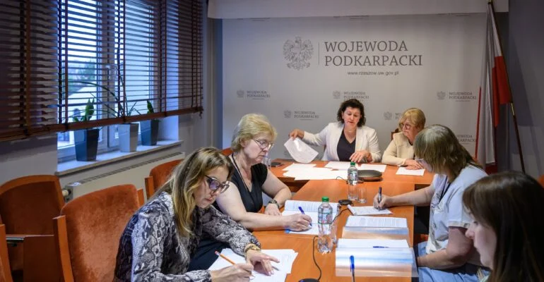 Zdjęcie przedstawia uczestników posiedzenia w urzędzie wojewódzkim