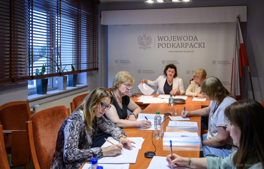 Zdjęcie przedstawia uczestników spotkania w urzędzie wojewódzkim