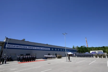 Zdjęcie przedstawia uczestników uroczystości z okazji Święta Służby Więziennej