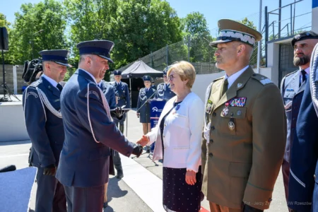 Zdjęcie przedstawia uczestników uroczystości z okazji Święta Służby Więziennej