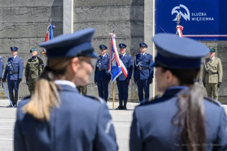 Zdjęcie przedstawia uczestników uroczystości z okazji Święta Służby Więziennej