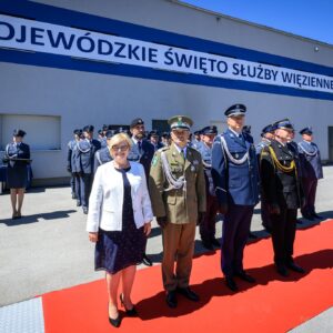 Zdjęcie przedstawia uczestników uroczystości z okazji Święta Służby Więziennej