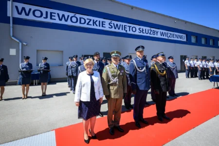 Zdjęcie przedstawia uczestników uroczystości z okazji Święta Służby Więziennej