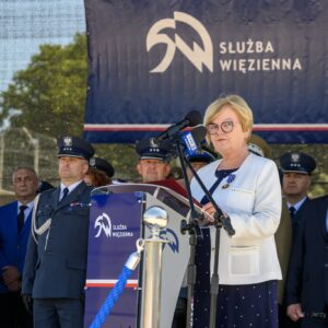 Zdjęcie przedstawia uczestników uroczystości z okazji Święta Służby Więziennej