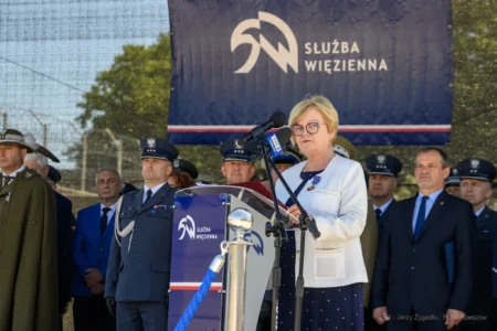 Zdjęcie przedstawia uczestników uroczystości z okazji Święta Służby Więziennej