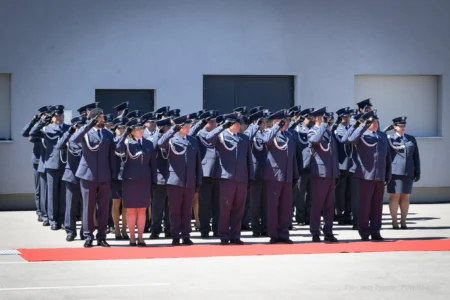 Zdjęcie przedstawia uczestników uroczystości z okazji Święta Służby Więziennej