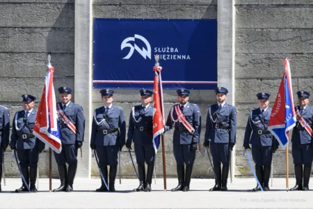 Zdjęcie przedstawia uczestników uroczystości z okazji Święta Służby Więziennej