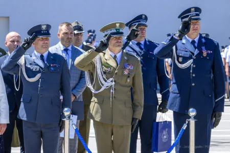 Zdjęcie przedstawia uczestników uroczystości z okazji Święta Służby Więziennej