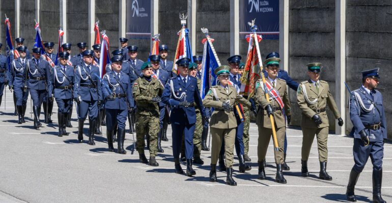 Zdjęcie przedstawia uczestników uroczystości z okazji Święta Służby Więziennej