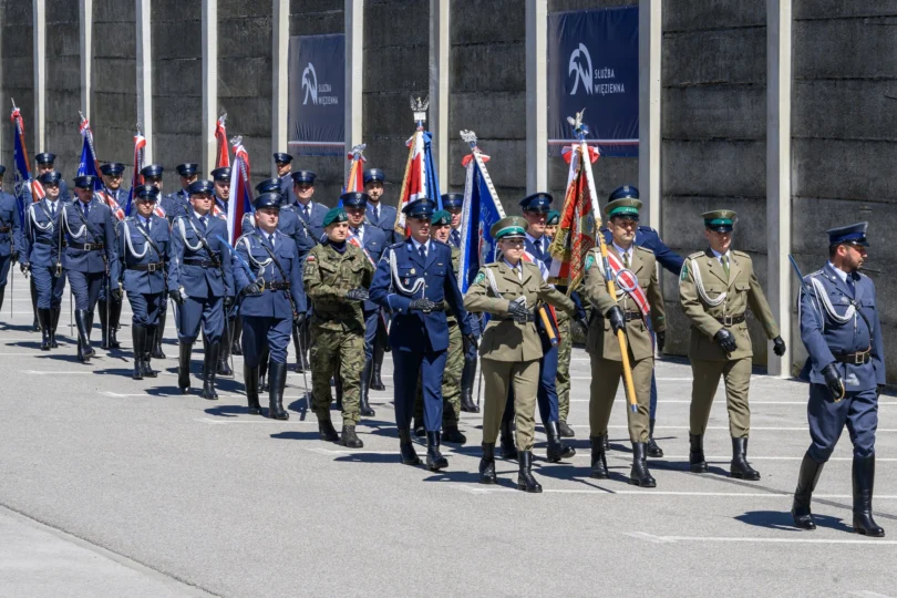 Zdjęcie przedstawia uczestników uroczystości z okazji Święta Służby Więziennej