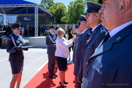 Zdjęcie przedstawia uczestników uroczystości z okazji Święta Służby Więziennej